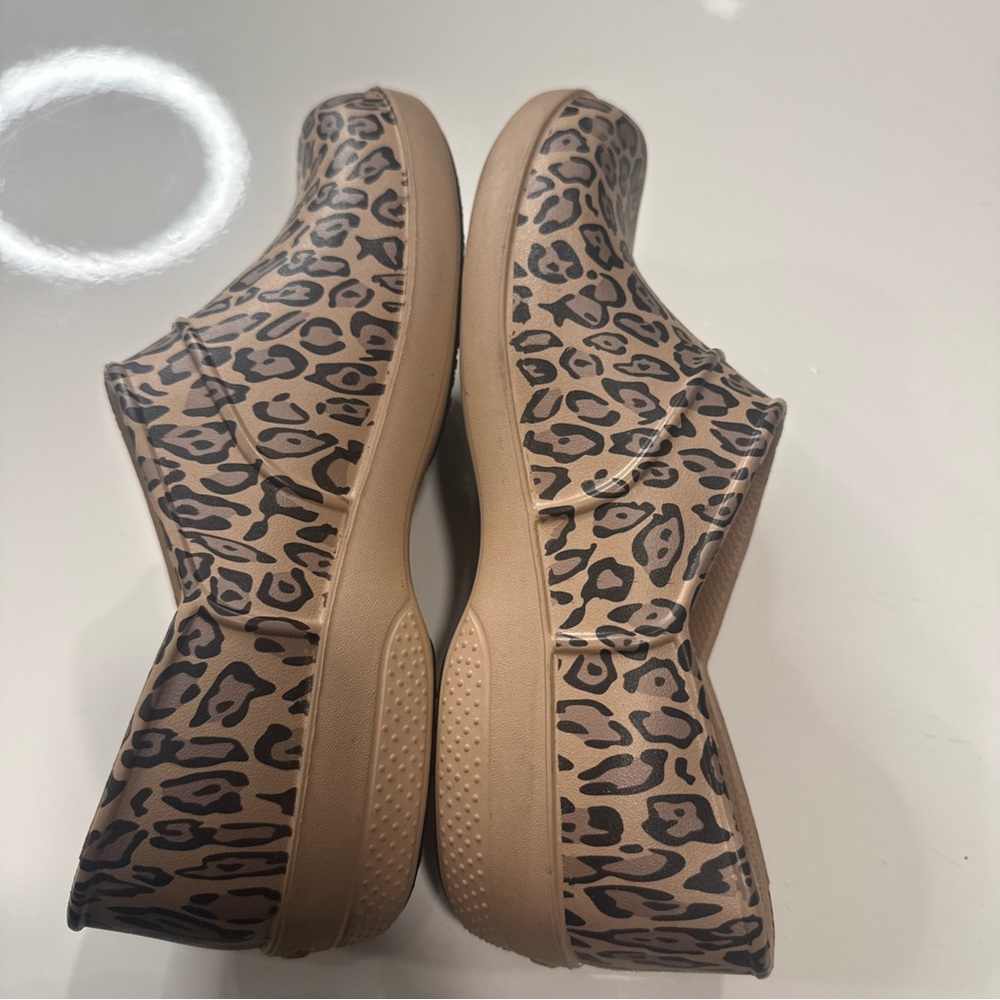 Women's Crocs At Work Neria Leopard Clogs Slip Resistant Shoes Sz 8 A050126 - Picture 2 of 5